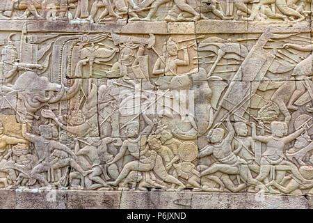 Wand Schnitzereien am Bayon Tempel. Es ist Reich der Khmer Tempel in Angkor in Kambodscha eingerichtet. Ende der Wand Schnitzereien am Bayon Tempel gebaut. Es ist Khmer Stockfoto