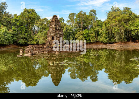 Die malerische Landschaft rund um Neak Pean Tempel in Angkor, Kambodscha ist eine künstliche Insel mit einem buddhistischen Tempel auf einer kreisförmigen Insel in Jayatataka Ba Stockfoto