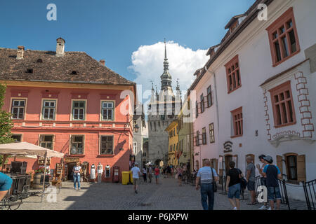 Marktplatz und alten Uhrturm in der mittelalterlichen Stadt Sighisoara, Rumänien. Stockfoto