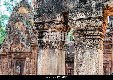 Banteay Srei ist 10. Jahrhundert kambodschanischen Tempel Hindu Gott Shiva geweiht. 25 km entfernt der wichtigsten Gruppe von Tempeln. Es ist weitgehend von Red sandston gebaut Stockfoto