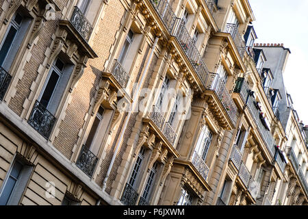 Typische Fassade der Pariser Architektur. Balkone in Paris. Stockfoto