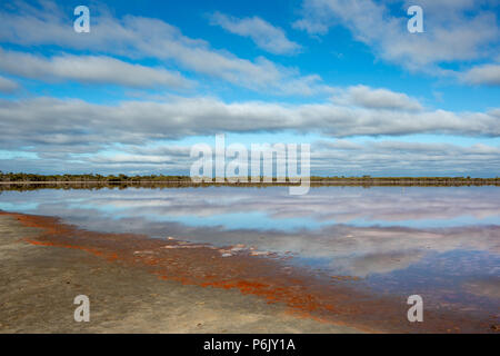 Die perfekte Reflexion von Wolken auf der Asien See Lochiel Victoria Australien am 24. Juni 2018 Stockfoto