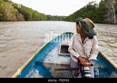 Boot Erkundungen auf dem Rio Grande, Pazifikküste, Provinz Cocle, Republik Panama. Stockfoto