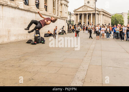 Straßenkünstler wowing die Massen vor der National Gallery London Vereinigtes Königreich. Stockfoto