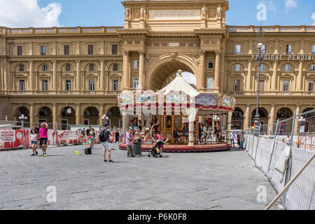 Florenz, Italien. Juni 1, 2018: Platz der Republik mit einem klassischen Karussell fest installiert in der Mitte mit Kindern montiert und Umgeben Stockfoto