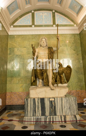 Sankt Petersburg, Russland - 18. AUGUST 2017: Statue von Jupiter Jupiter Hall der Eremitage. Dies ist eine der größten antiken Skulpturen rem Stockfoto