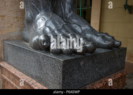 Sankt Petersburg, Russland - 18. AUGUST 2017: Füße Statuen von Mats verzieren die Vorhalle des Neue Eremitage. Mats, ein Werk des Bildhauers A. I. Stockfoto