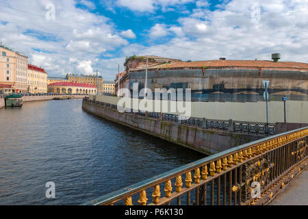 Sankt Petersburg, Russland - 18. AUGUST 2017: Sommer Blick vom großen Konyushenny Brücke des Flusses Moika am Konyushennoe (Stallungen) Abteilung (c Stockfoto