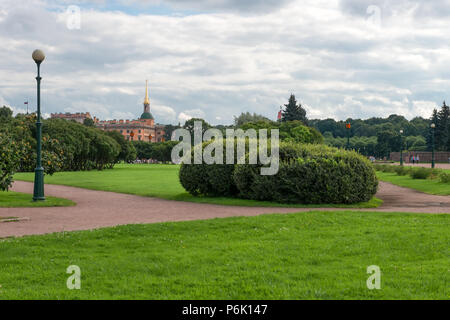 Russland, SANKT PETERSBURG - 18. AUGUST 2017: Das Feld des Mars. Ansicht der Michailowski (Ingenieure) Schloss. Stockfoto