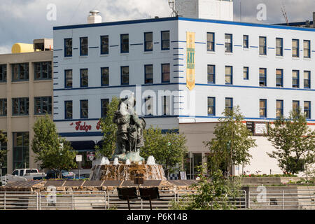 Goldene Herz Plaza und der Statue von Künstler Malcolm Alexander die Unbekannte erste Familie, Downtown in Fairbanks, Alaska genannt. Die Downtown Plaza wurde gebaut, um die silbernen Jahrestag von Alaska Staatlichkeit im Jahre 1984 zu feiern. Stockfoto