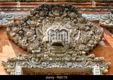 Stein gemeißelt Daemon Kala in Tempel Eingang Dekoration, Tempel Pura Taman Saraswati Kemuda, balinesischen Hindu Tempel in Ubud, Bali, Indonesien Stockfoto