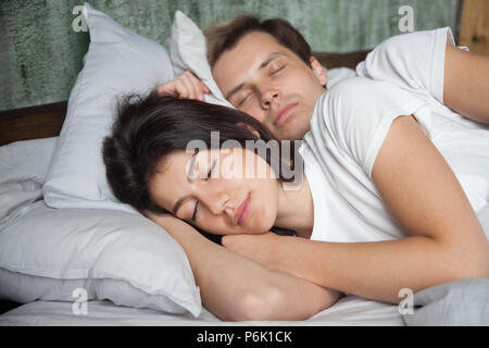 Tausendjährige Paar in ruhiger Lage im gemütlichen Bett schlafen Stockfoto