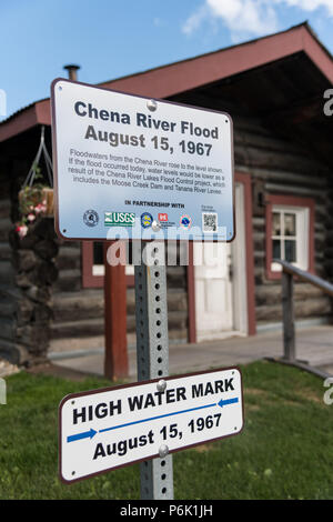 Marker vor die Gould Kabine zeigt die Hochwassermarke von 1967 Chena River flood Griffin Park in der Innenstadt von Fairbanks, Alaska. Stockfoto