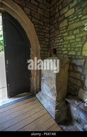 Der römische Paulinustein, der in Caerwent gefunden wurde und am Eingang zur St Stephen & St Tathan Church, Caerwent, Wales ausgestellt ist Stockfoto