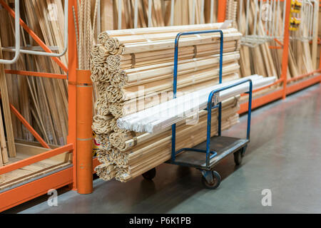 Shop von Baustoffen. Regale mit Platten, Holz und Baustoffe. Verpackt Bretter im Gebäude lagern. trockenen flachen Bretter zusammen gestapelt. clo Stockfoto
