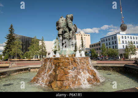 Goldene Herz Plaza und der Statue von Künstler Malcolm Alexander die Unbekannte erste Familie, Downtown in Fairbanks, Alaska genannt. Die Downtown Plaza wurde gebaut, um die silbernen Jahrestag von Alaska Staatlichkeit im Jahre 1984 zu feiern. Stockfoto