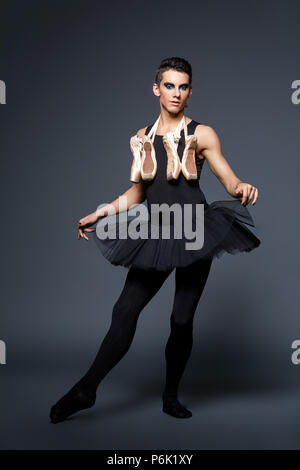 Stattliche Ballett Künstler in Tutu Rock Stockfoto