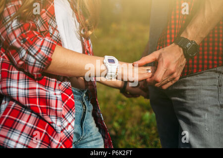 Hand Hiker's junge Frau mit Mann auf Natur. Paar in Liebe, konzentrieren sich in den Händen Stockfoto