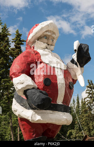 Die weltgrösste Santa Claus statue am Santa Claus Haus in North Pole, Alaska. Die 42-Fuß-Statue wiegt 900 Pfund und wurde ursprünglich im Jahre 1960 erbaut und ursprünglich als saisonale Anzeige an der Westlake Mall in Seattle, bevor zum Nordpol verlagert werden serviert. Stockfoto