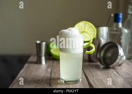 Ei Gin Fizz Cocktail mit Limetten garnieren. Die Gin Fizz Drink mit Zutaten, kopieren. Stockfoto