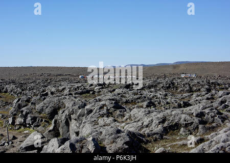 Europas grösster Wasserfall Dettifoss auf Jokulsa eine Fjollum River Island Polargebiete. Touristen auf dem Weg zum Wasserfall Dettifoss in Vatnajökull National Stockfoto