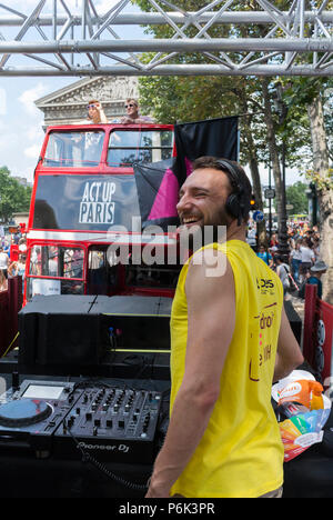 Paris, Frankreich, französische AIDS-Aktivisten demonstrieren, auf der Annual Paris Gay Pride, LGBT March, ADJAUS, NGO DJ Spinning Music, 2018 Stockfoto