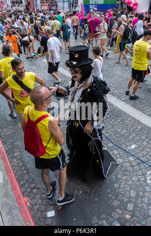 Paris, Frankreich, große Menschenmengen, französische AIDS-Aktivisten demonstrieren, auf dem alljährlichen Gay Pride March, LGBT March, ADJUTANTEN, NGO auf der Straße, High Angle, hiv-Parade Stockfoto