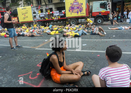 Paris, Frankreich, große Menschenmenge, die sich auf der Straße niederlegt, französische Aids-Aktivisten demonstrieren, beim jährlichen Gay Pride, LGBT-Protestmarsch, HELFER, NGO auf der Straße, die-in-Proteste Stockfoto