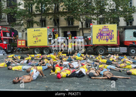 Paris, Frankreich, französische AIDS-Aktivisten demonstrieren, auf der jährlichen Gay Pride, LGBT-Protestmarsch, ADJUTANTEN, NGO on Street, Kampagne für homosexuelle Gleichberechtigung, Sozialprotestierende, traurige Menge, junger Aktivismus, Flashmob-LAY, 2018 Stockfoto