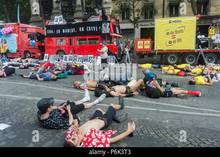 Paris, Frankreich, große Menschenmengen, französische AIDS-Aktivisten demonstrieren, Laying Down at Annual Gay Pride, LGBT-Protestmarsch, ADJUTANTEN, NGO auf der Straße, hiv-Parade Stockfoto