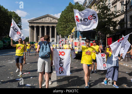 Paris, Frankreich, Medium Crowd People, französische AIDS-Aktivisten demonstrieren, auf der alljährlichen Pariser Gay Pride, LGBT March, ADJUTANTEN, NGO on Street, Campaign for homosexuual Equality, PRIDE march, hiv Parade Stockfoto