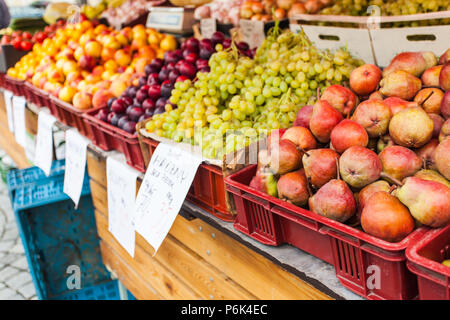 Boxen mit frischen saftigen Frucht auf die Theke. Stockfoto