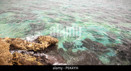 Klare Meer in Playa De La Torrecilla, Nerja, Spanien, Europa Stockfoto