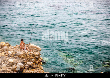 Junge Fischen in klaren Meer in Playa De La Torrecilla, Nerja, Spanien, Europa Stockfoto