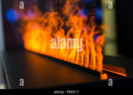 Flamme Linie von Gas Kamin, Nahaufnahme. Feuer, romantische Dekoration Stockfoto