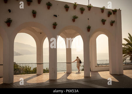 Frau suchen, die die Ansichten von Balcon de Europa, Nerja, Spanien, Europa Stockfoto