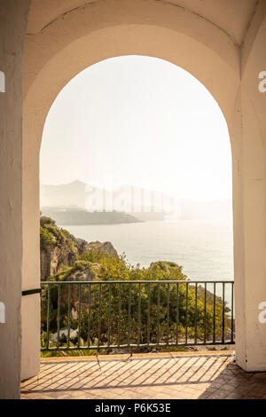 Blick durch einen Bogen auf dem Balkon de Europa, Nerja, Spanien, Europa. Stockfoto