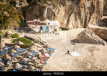 Fischerboote am Strand Playa de la Calahonda, Nerja, Spanien, Europa Stockfoto