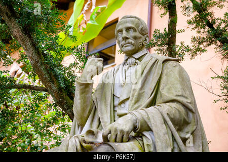 PISA, Italien - 30. MAI 2018: Paolo Savi, eine italienische Geologe und Ornithologe memorial Skulptur an der Orto botanico di Pisa (Orto Botanico dell Univers Stockfoto