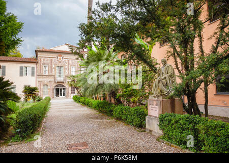 PISA, Italien - 30. MAI 2018: Paolo Savi, eine italienische Geologe und Ornithologe memorial Skulptur an der Orto botanico di Pisa (Orto Botanico dell Univers Stockfoto