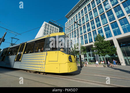 Ein metrolink Tram vor der KPMG-Gebäude in St. Peter's Square in Manchester. Stockfoto