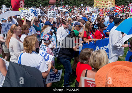 Minneapolis, MN/USA - 30. Juni 2018: Demonstranten Linie Straßen in Unterstützung der nationalen Rallye Familien gehören zusammen in der Innenstadt von Minneapolis. Stockfoto