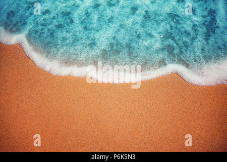 Ocean Wave am Sandstrand. Stockfoto