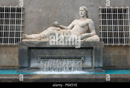 Turin, Piemont, Italien, 16. Juni 2018: die Statue mit Brunnen mit der Darstellung der Fluss Dora, badet Turin Stockfoto