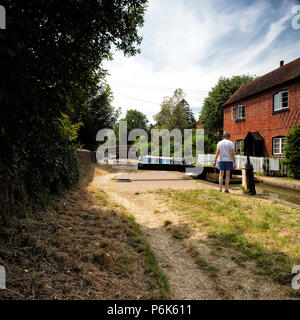 Ein 15-04 durch die Schleuse in cropredy an einem sonnigen Sommertag Stockfoto