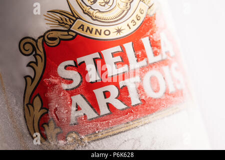 Varna, Bulgarien - 28. Mai 2018: Aluminiumberuhigt kann von Stella Artois Bier auf weißem Hintergrund. Stella Artois ist seit 1926 in Belgien gebraut. Stockfoto