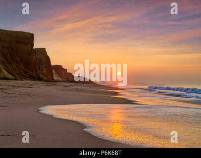 Praia da Falesia Klippen in der Morgendämmerung, der Algarve, Portugal Stockfoto