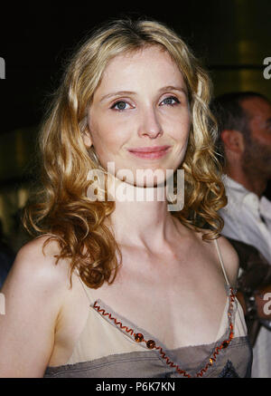 Julie Delpy im Prada enthüllen Es ist Beverly Hills Lage. 15. Juli 2004. DelpyJulie086 Red Carpet Event, Vertikal, USA, Filmindustrie, Prominente, Fotografie, Bestof, Kunst, Kultur und Unterhaltung, Topix Prominente Fashion/Vertikal, Besten, Event in Hollywood Leben - Kalifornien, Roter Teppich und backstage, USA, Film, Stars, Film Stars, TV Stars, Musik, Promis, Fotografie, Bestof, Kunst, Kultur und Unterhaltung, Topix, headshot, vertikal, eine Person aus dem Jahr 2004, Anfrage tsuni@Gamma-USA.com Stockfoto