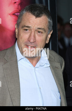 Robert DeNiro Ankunft auf dem Godsend Premiere auf der Chinese Theatre in Los Angeles. 22. April 2004. DeNiroRobert 043 Red Carpet Event, Vertikal, USA, Filmindustrie, Prominente, Fotografie, Bestof, Kunst, Kultur und Unterhaltung, Topix Prominente Fashion/Vertikal, Besten, Event in Hollywood Leben - Kalifornien, Roter Teppich und backstage, USA, Film, Stars, Film Stars, TV Stars, Musik, Promis, Fotografie, Bestof, Kunst, Kultur und Unterhaltung, Topix, headshot, vertikal, eine Person aus dem Jahr 2004, Anfrage tsuni@Gamma-USA.com Stockfoto