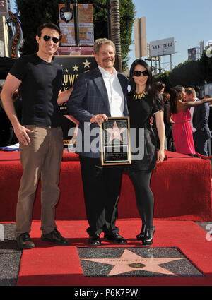 John Wells, Lucy Liu, Goran Visnjic an John Wells Stern geehrt mit einem Stern auf dem Hollywood Walk of Fame in Los Angeles. John Wells, Lucy Liu, Goran Visnjic 17 Veranstaltung in Hollywood Leben - Kalifornien, Red Carpet Event, USA, Filmindustrie, Prominente, Fotografie, Bestof, Kunst, Kultur und Unterhaltung, Topix prominente Mode, Besten, Hollywood Leben, Event in Hollywood Leben - Kalifornien, Film Stars, TV Stars, Musik, Promis, Topix, Bestof, Kunst, Kultur und Unterhaltung, Fotografie, Anfrage tsuni@Gamma-USA.com, Kredit Tsuni/USA, ausgezeichnet mit einem Stern auf dem Hollywood Wa Stockfoto